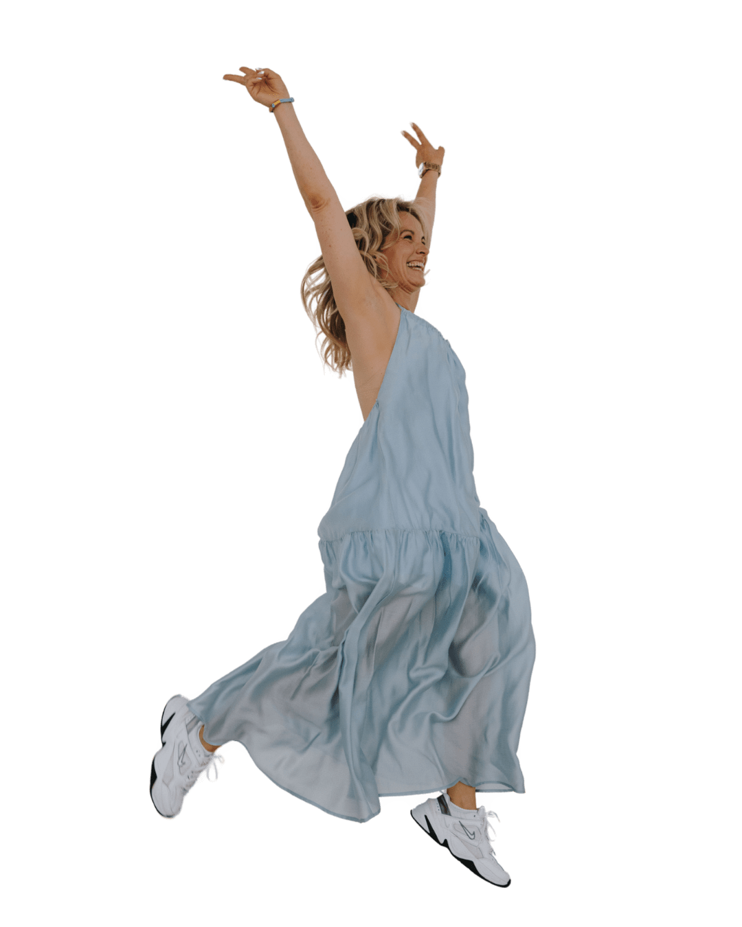 Korinna Söhnholz, Osteopathin, in blauem Kleid, springend